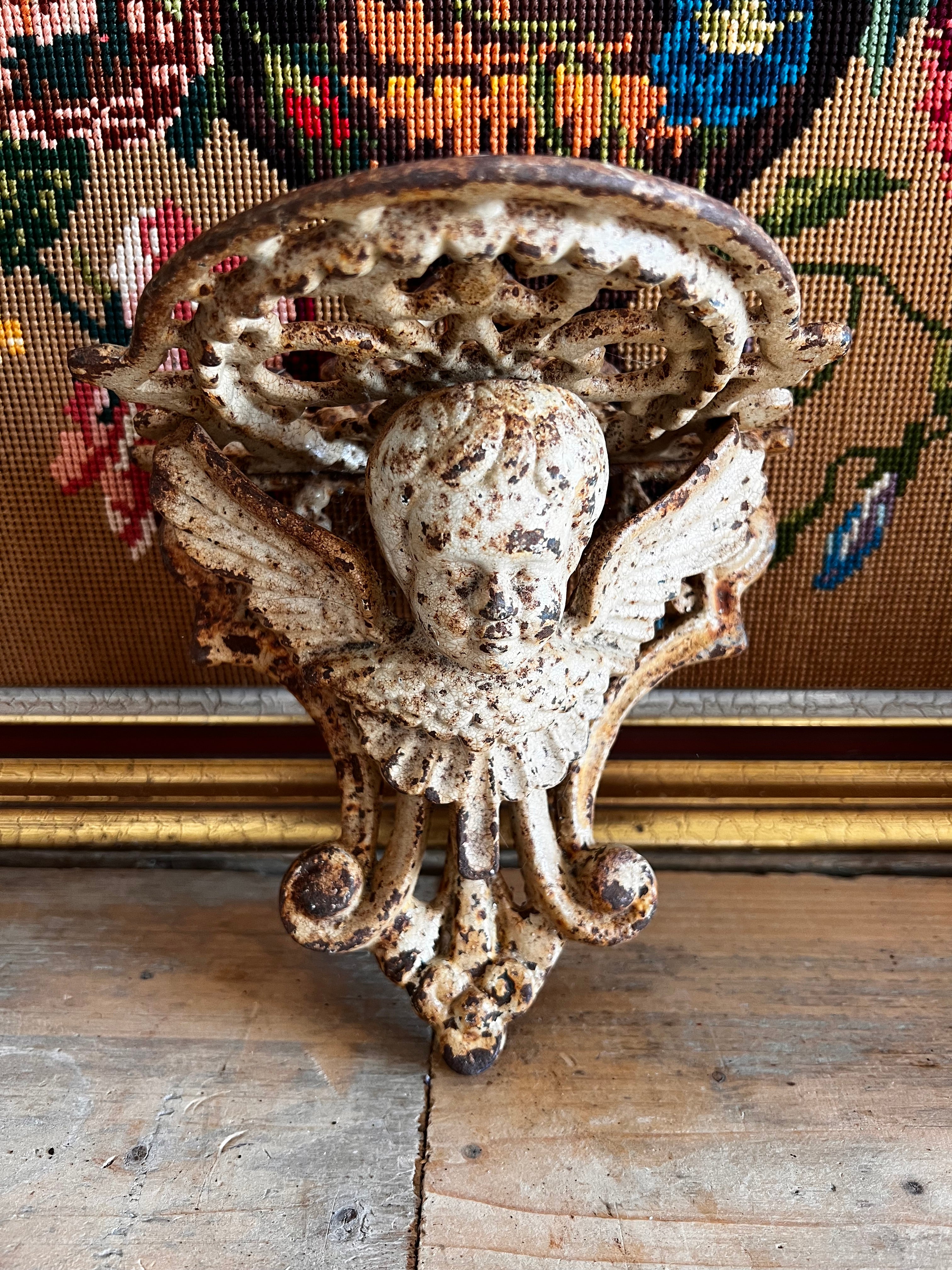 Gietijzeren muurconsole met engel