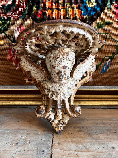 Gietijzeren muurconsole met engel