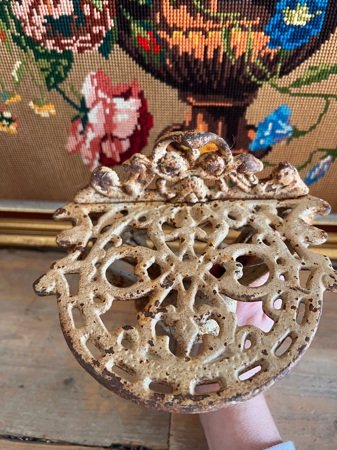 Gietijzeren muurconsole met engel