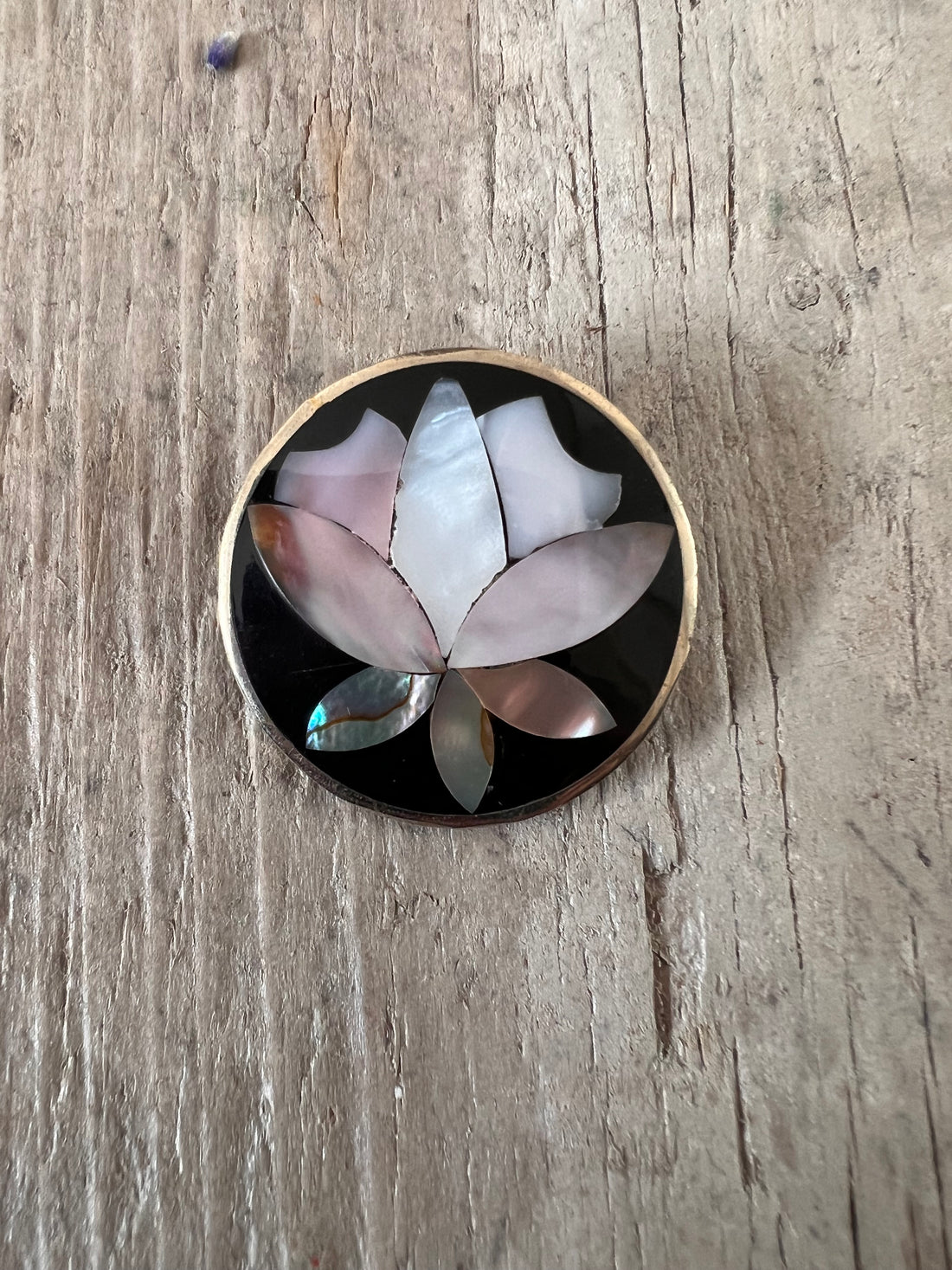 Zilveren broche met parelmoer