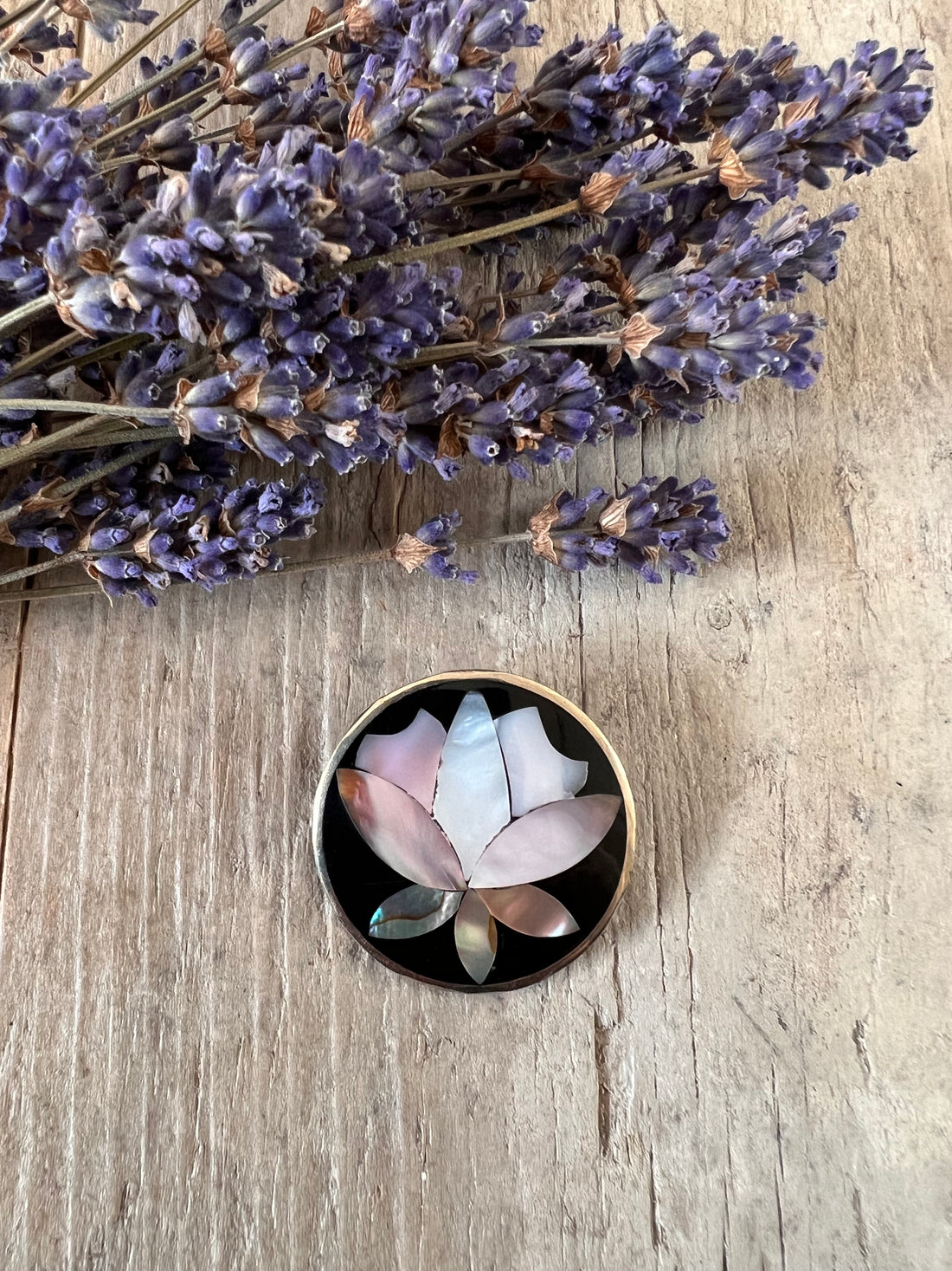 Zilveren broche waterlelie