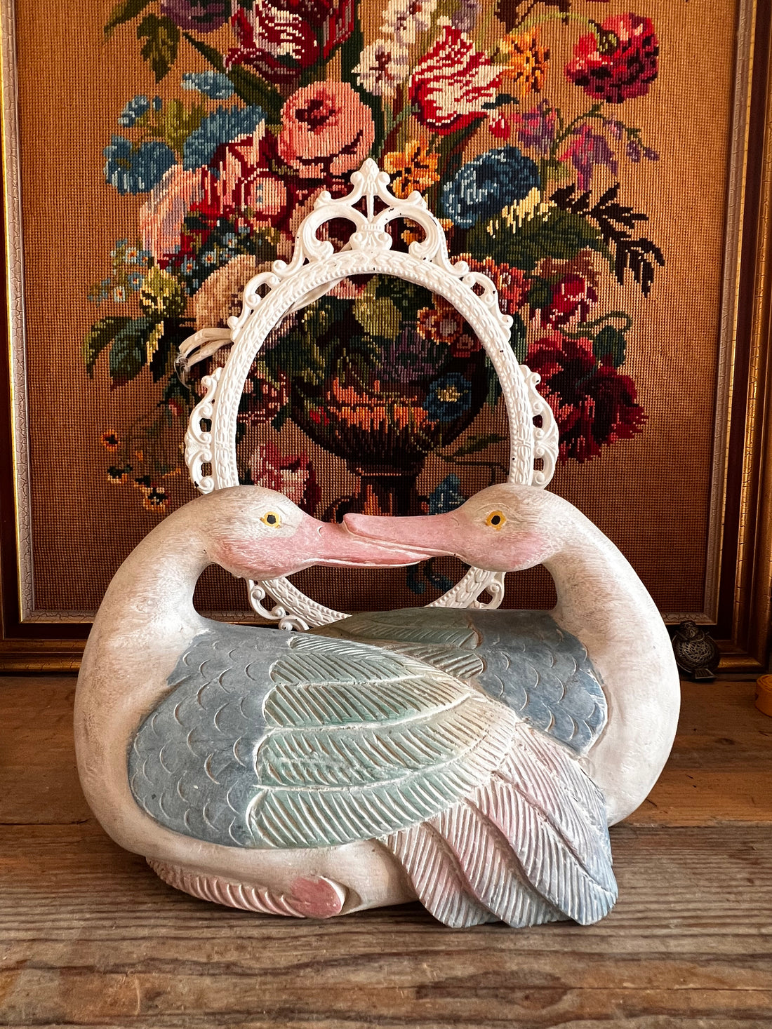 vintage vogelpaar hout, houten vogelpaar, vintage houten decoratie, handgemaakt houten vogelpaar, houten vogeltjes uit één stuk, rustieke houtdecoratie, natuurdecoratie vintage, ambachtelijke houten vogels.