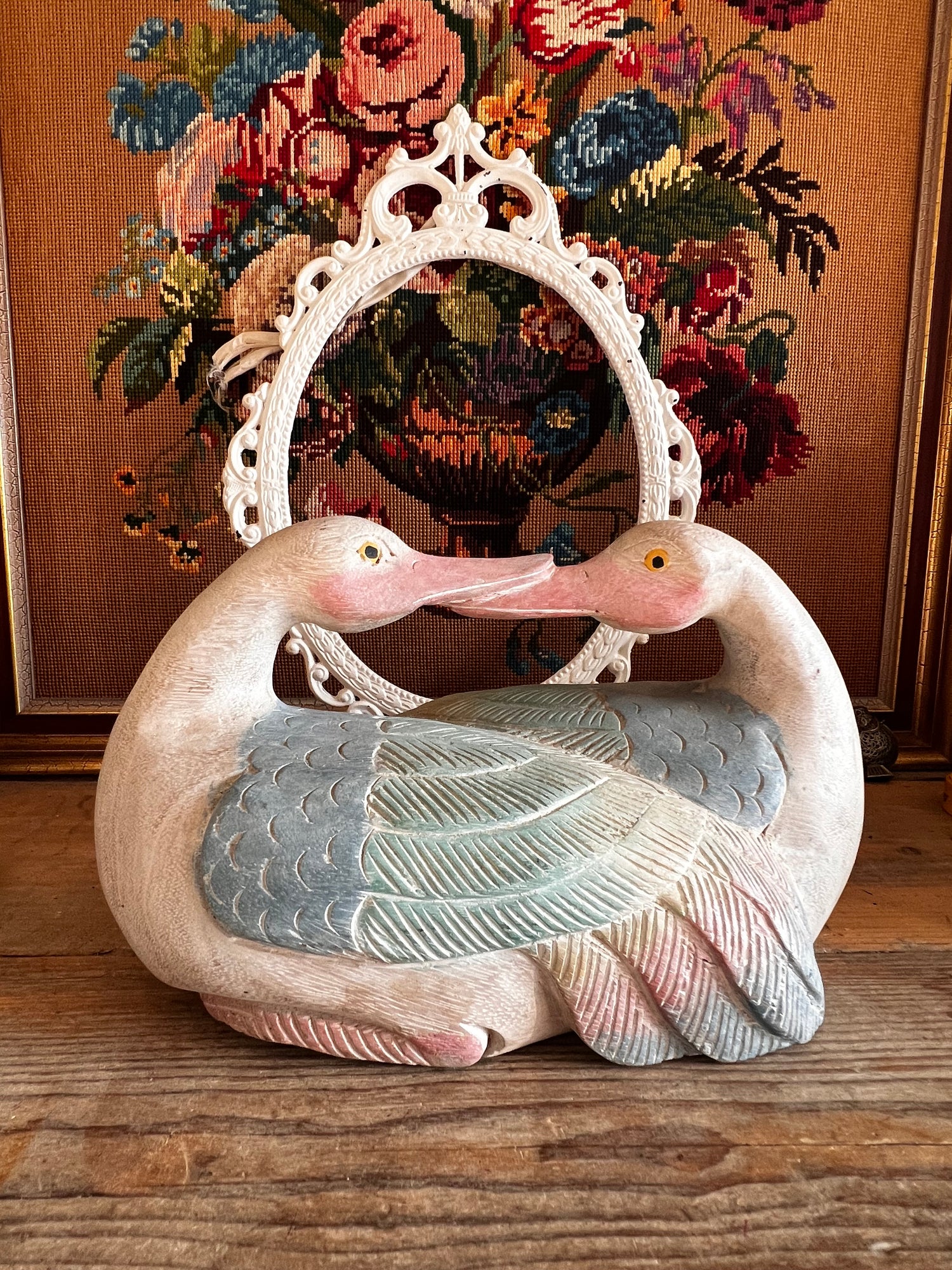 vintage vogelpaar hout, houten vogelpaar, vintage houten decoratie, handgemaakt houten vogelpaar, houten vogeltjes uit één stuk, rustieke houtdecoratie, natuurdecoratie vintage, ambachtelijke houten vogels.