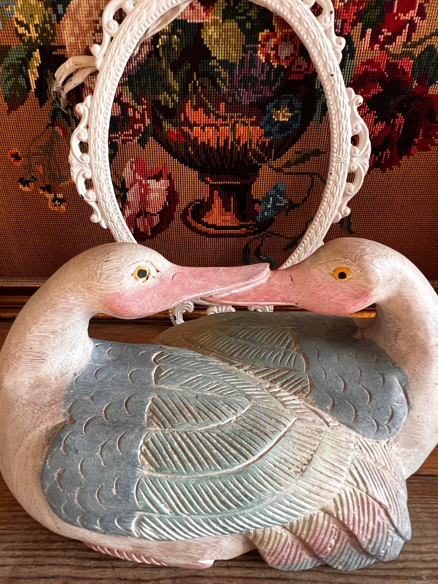 vintage vogelpaar hout, houten vogelpaar, vintage houten decoratie, handgemaakt houten vogelpaar, houten vogeltjes uit één stuk, rustieke houtdecoratie, natuurdecoratie vintage, ambachtelijke houten vogels.