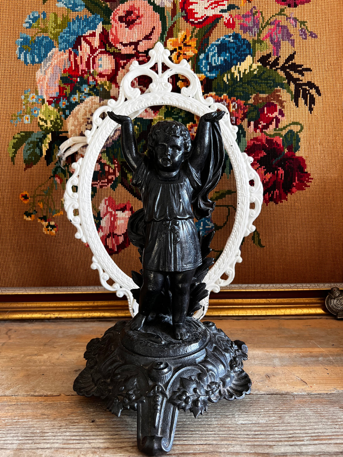 Antieke gietijzeren putti - zwart