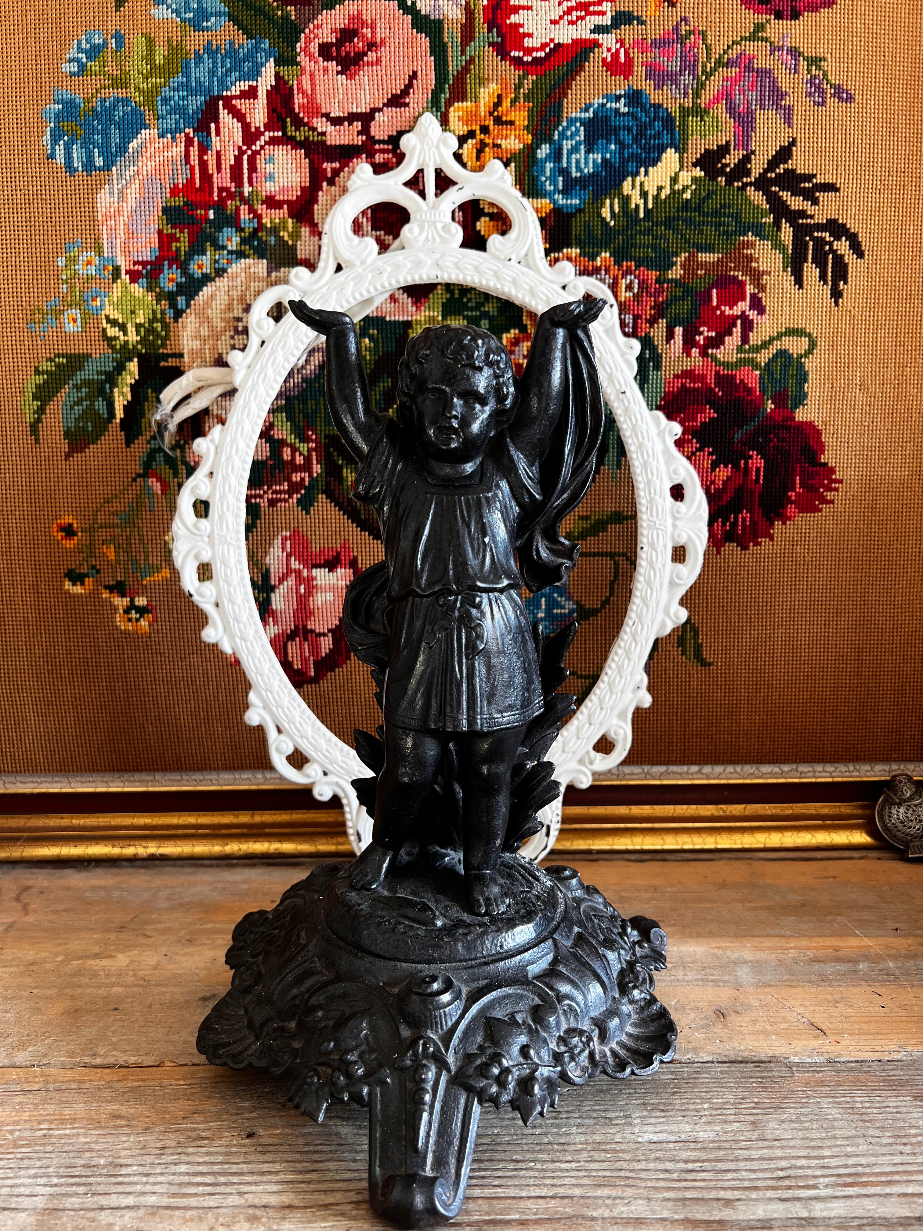 Antieke gietijzeren putti - zwart