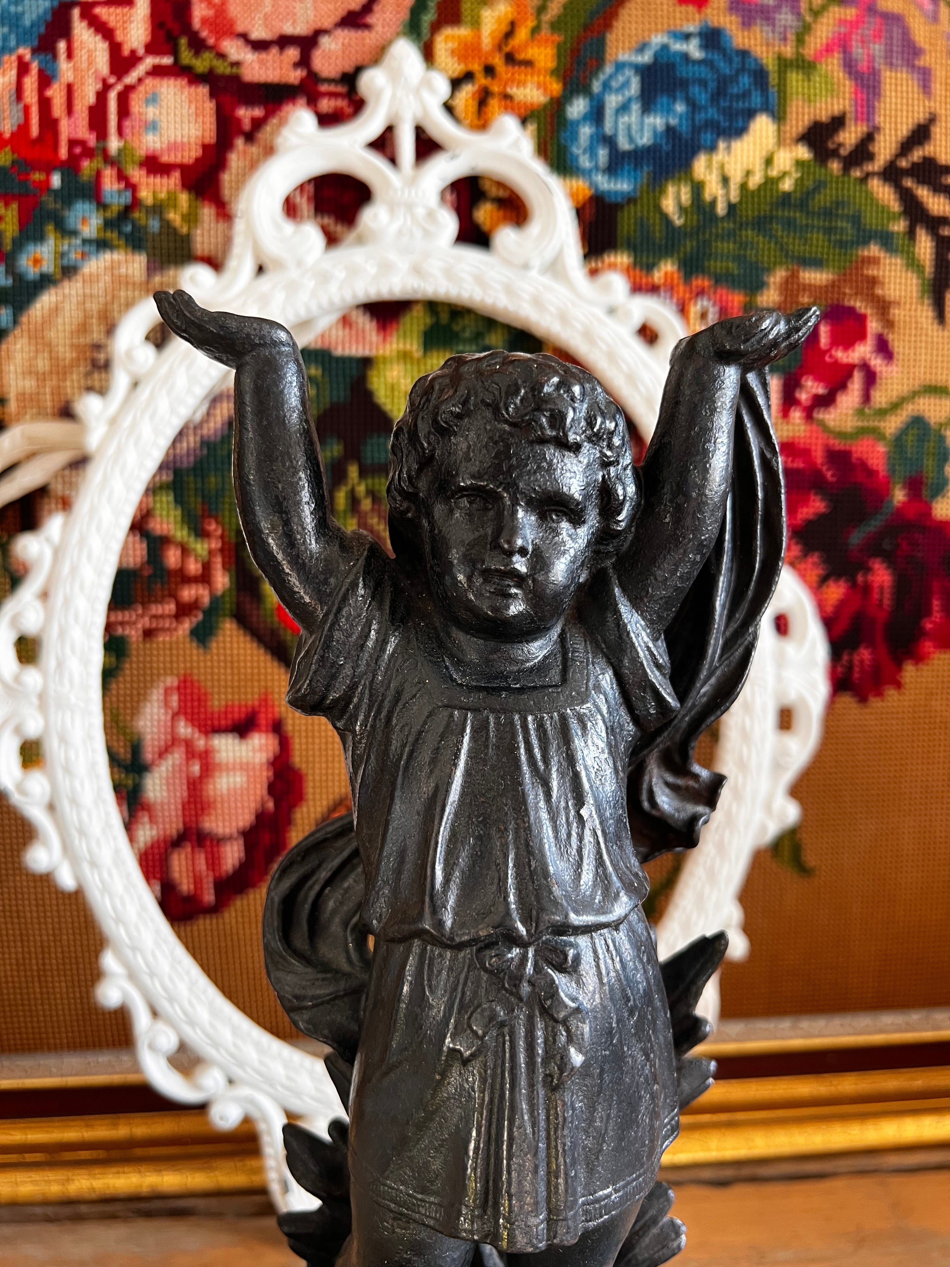 Antieke gietijzeren putti - zwart