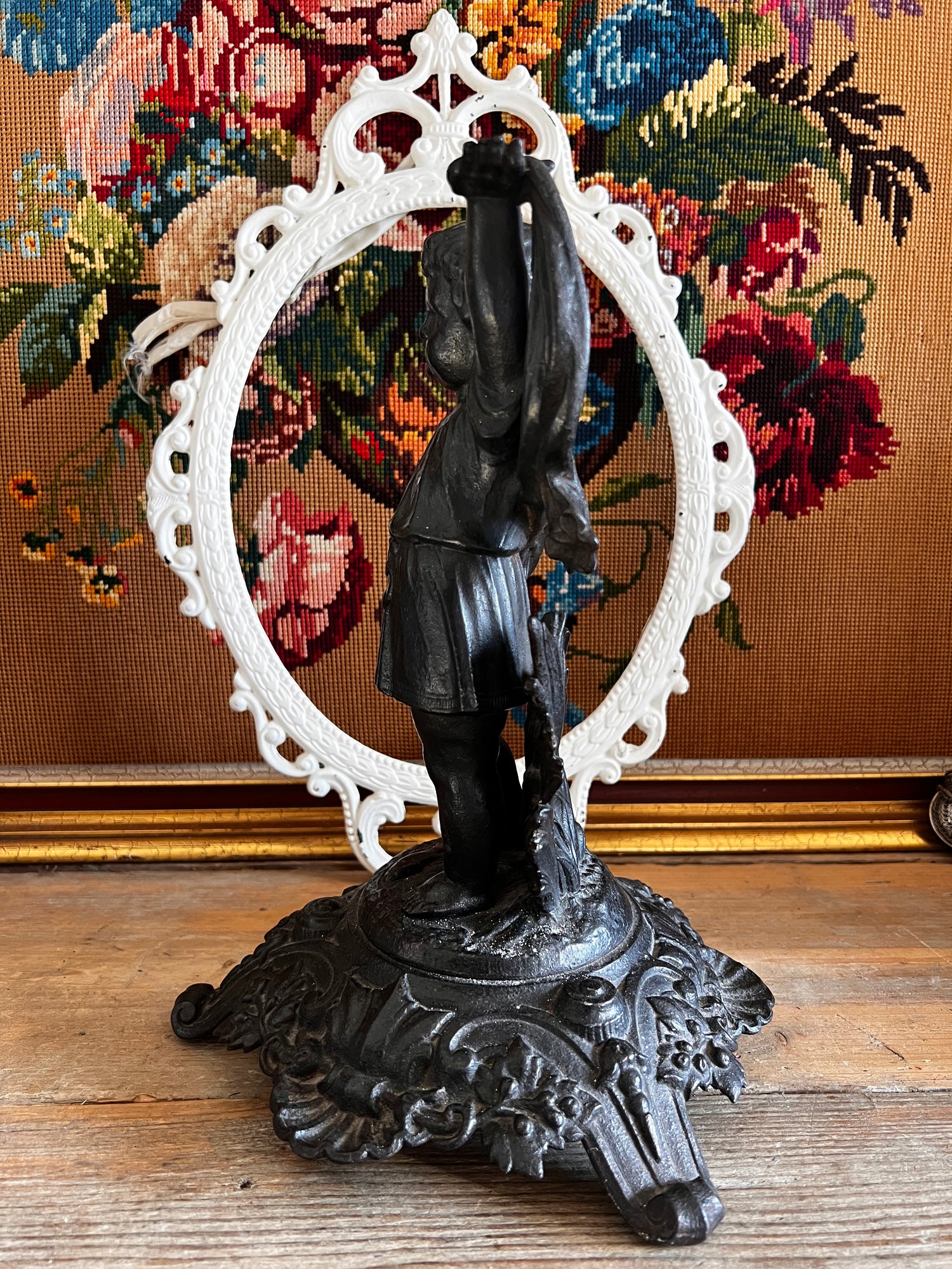 Antieke gietijzeren putti - zwart