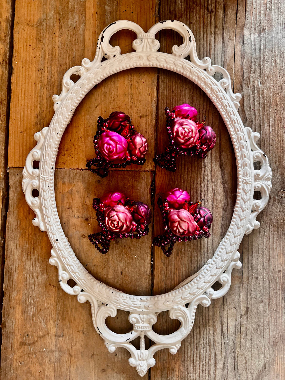 vintage kerstbal glas, kerstbal bosje rozen, glazen kerstbal vintage, klassieke kerstbal glas, kerstornament rozen, retro kerstbal glas, decoratieve kerstbal vintage design.