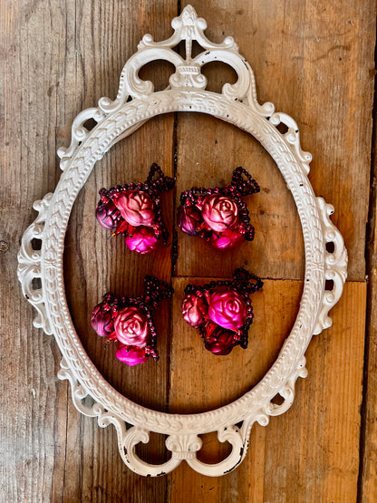 
vintage kerstbal glas, kerstbal bosje rozen, glazen kerstbal vintage, klassieke kerstbal glas, kerstornament rozen, retro kerstbal glas, decoratieve kerstbal vintage design.