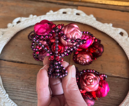 
vintage kerstbal glas, kerstbal bosje rozen, glazen kerstbal vintage, klassieke kerstbal glas, kerstornament rozen, retro kerstbal glas, decoratieve kerstbal vintage design.