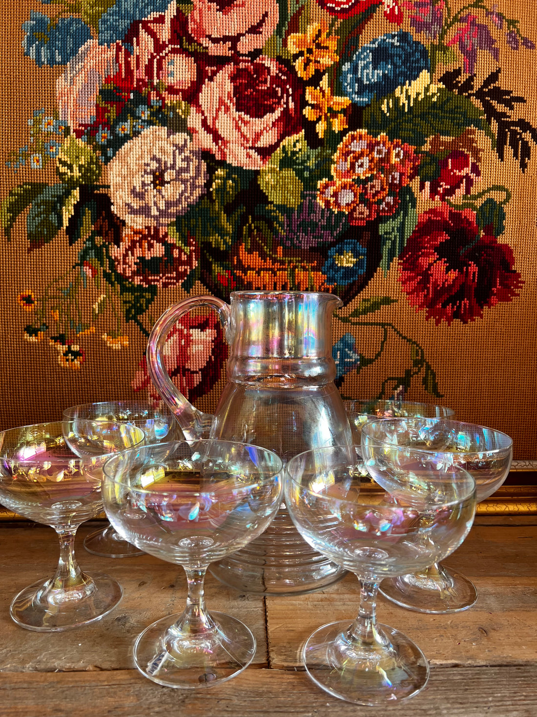 Schott Zwiesel iriserende drinkset, iriserende coupes, Tritan kristalglas drinkset, luxe karaf en glas set, champagne coupe set, kleurrijke drinkset kopen, breukbestendige glazen set, feestelijke drinkset, stijlvolle karaf en glas set.