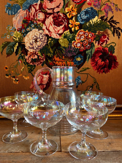 Schott Zwiesel iriserende drinkset, iriserende coupes, Tritan kristalglas drinkset, luxe karaf en glas set, champagne coupe set, kleurrijke drinkset kopen, breukbestendige glazen set, feestelijke drinkset, stijlvolle karaf en glas set.