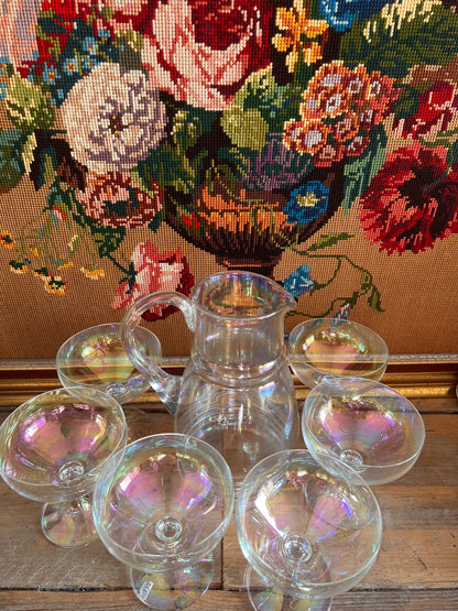 Schott Zwiesel iriserende drinkset, iriserende coupes, Tritan kristalglas drinkset, luxe karaf en glas set, champagne coupe set, kleurrijke drinkset kopen, breukbestendige glazen set, feestelijke drinkset, stijlvolle karaf en glas set.