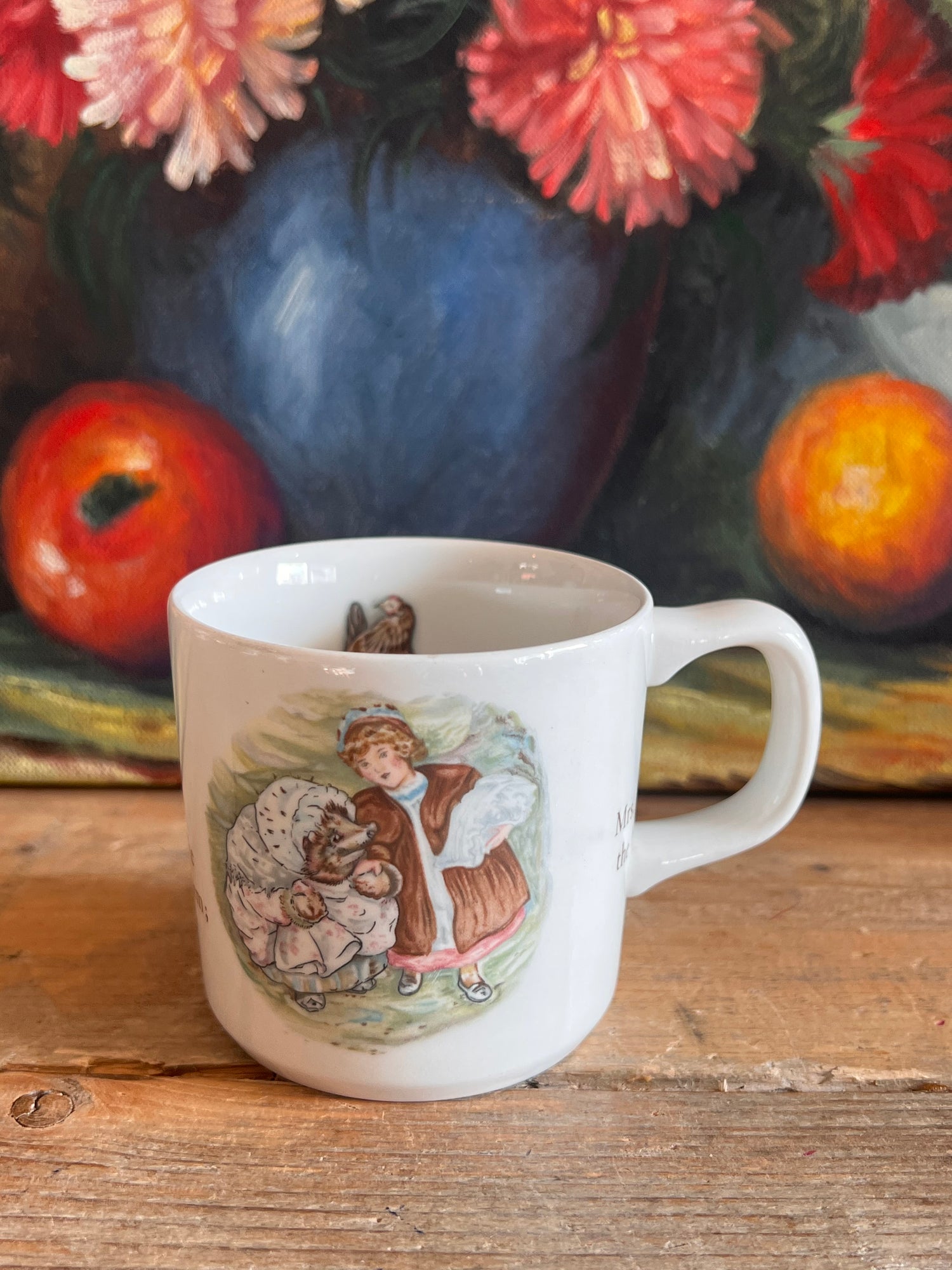 Deze prachtige beker met het Peter Rabbit-thema afkomstig van het gerenomeerde merk Wedgwood en ademt de charme van vervlogen tijden. Met zijn vintage uitstraling en tijdloze ontwerp is deze beker een geliefd verzamelobject voor liefhebbers van klassieke kinderverhalen en serviesgoed. De gedetailleerde illustraties van Peter Rabbit vullen het porselein met speelsheid en nostalgie, waardoor de beker een betoverende toevoeging is aan elke serviescollectie. Perfect voor dagelijks gebruik of als decoratief pron