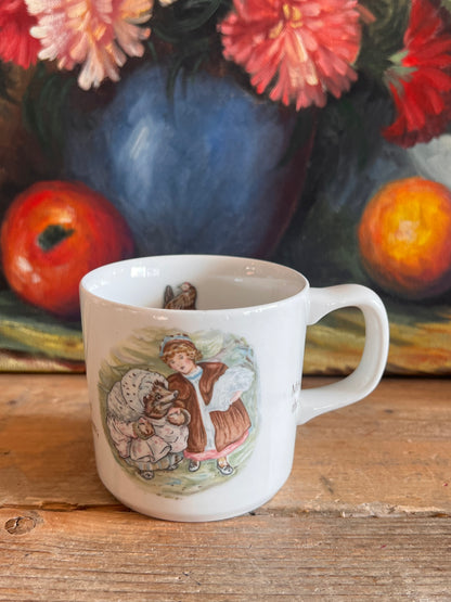 Deze prachtige beker met het Peter Rabbit-thema afkomstig van het gerenomeerde merk Wedgwood en ademt de charme van vervlogen tijden. Met zijn vintage uitstraling en tijdloze ontwerp is deze beker een geliefd verzamelobject voor liefhebbers van klassieke kinderverhalen en serviesgoed. De gedetailleerde illustraties van Peter Rabbit vullen het porselein met speelsheid en nostalgie, waardoor de beker een betoverende toevoeging is aan elke serviescollectie. Perfect voor dagelijks gebruik of als decoratief pron