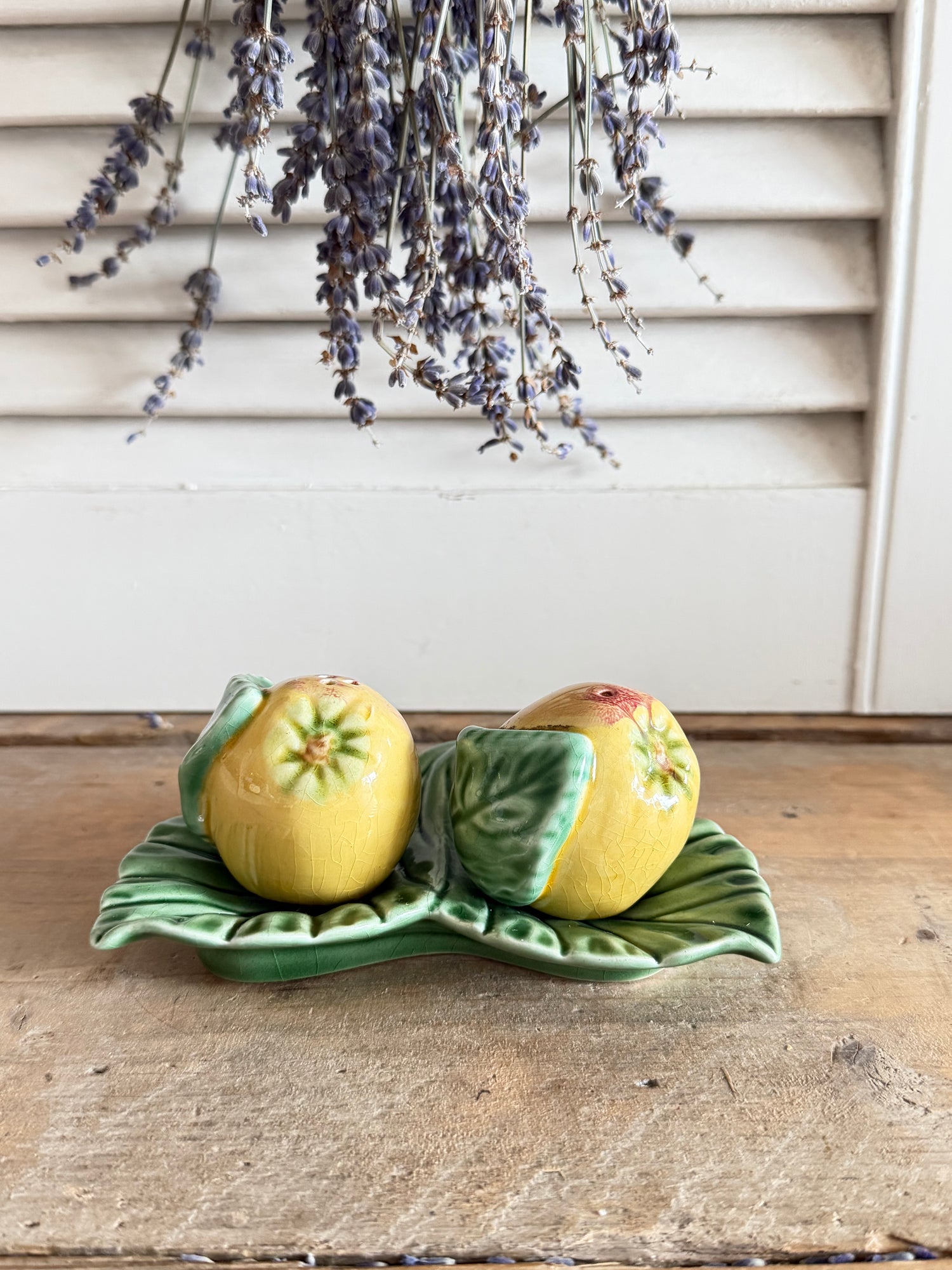 Vintage Bordallo Pinheiro peper- en zoutstel met appels, vintage peper- en zoutstel, Portugees aardewerk, Sofiia Brocante