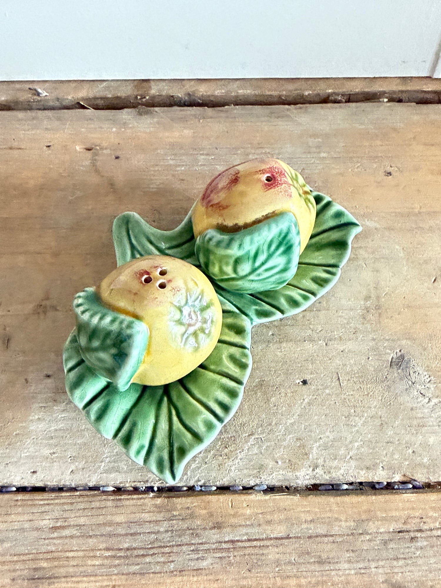 Vintage Bordallo Pinheiro peper- en zoutstel met appels, vintage peper- en zoutstel, Portugees aardewerk, Sofiia Brocante