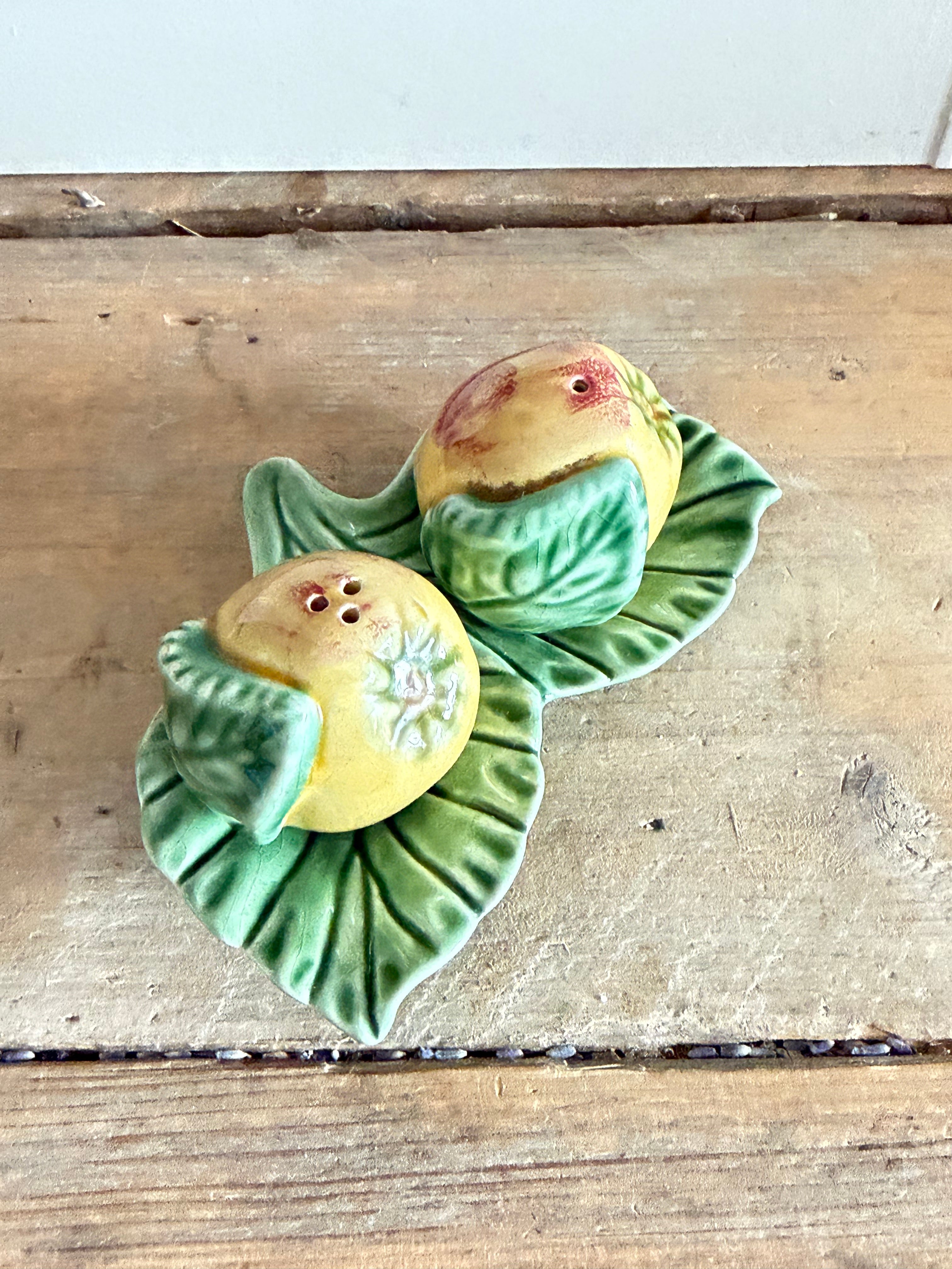 Vintage Bordallo Pinheiro peper- en zoutstel met appels, vintage peper- en zoutstel, Portugees aardewerk, Sofiia Brocante