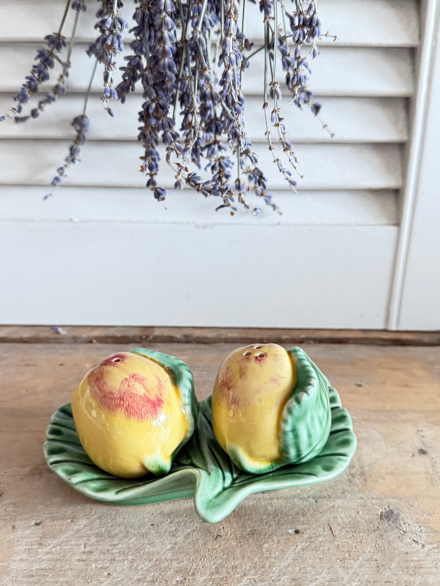 Vintage Bordallo Pinheiro peper- en zoutstel met appels, vintage peper- en zoutstel, Portugees aardewerk, Sofiia Brocante