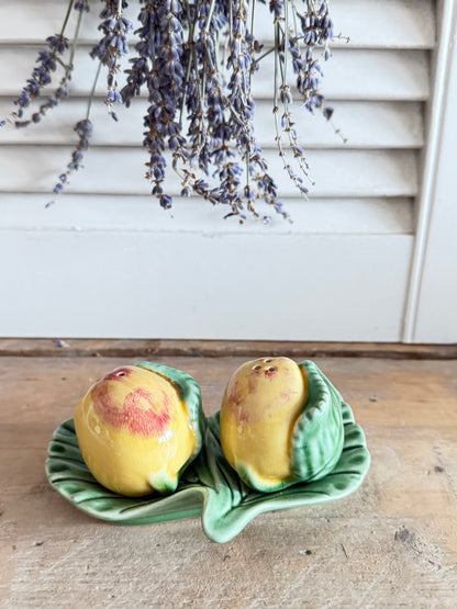 Vintage Bordallo Pinheiro peper- en zoutstel met appels, vintage peper- en zoutstel, Portugees aardewerk, Sofiia Brocante