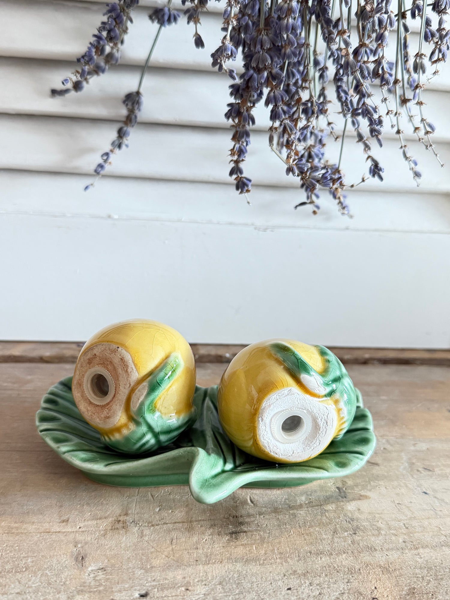 Vintage Bordallo Pinheiro peper- en zoutstel met appels, vintage peper- en zoutstel, Portugees aardewerk, Sofiia Brocante