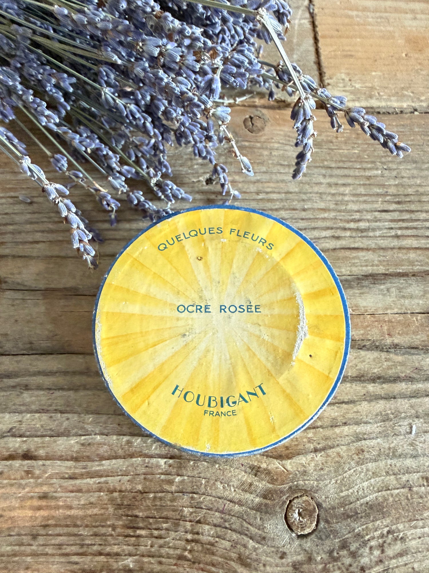 Houbigant Paris, Quelques Fleurs Houbigant, antieke poederdoos, vintage poederdoos, Franse parfumdoos, Houbigant poeder, boudoir antiek, vintage poederverpakking, oude cosmeticadoos, Sofia&
