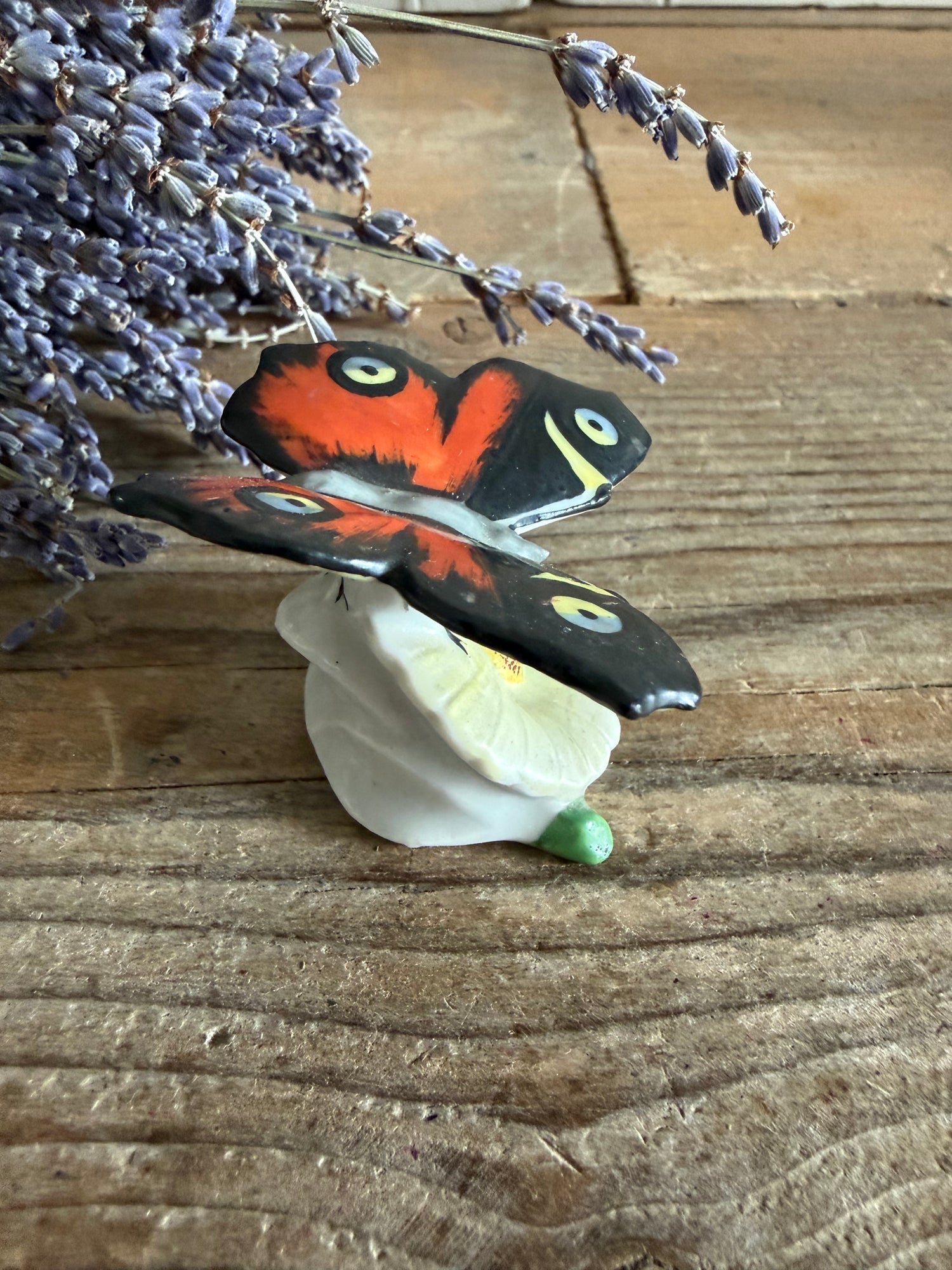 Karl Ens, dagpauwoo, porseleinen vlinder, Duits porselein, vintage vlinderbeeldje, curiosa, botanica, rariteitenkabinet, handbeschilderdporselein, Sofia Brocante