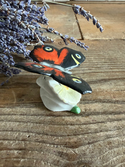Karl Ens, dagpauwoo, porseleinen vlinder, Duits porselein, vintage vlinderbeeldje, curiosa, botanica, rariteitenkabinet, handbeschilderdporselein, Sofia Brocante