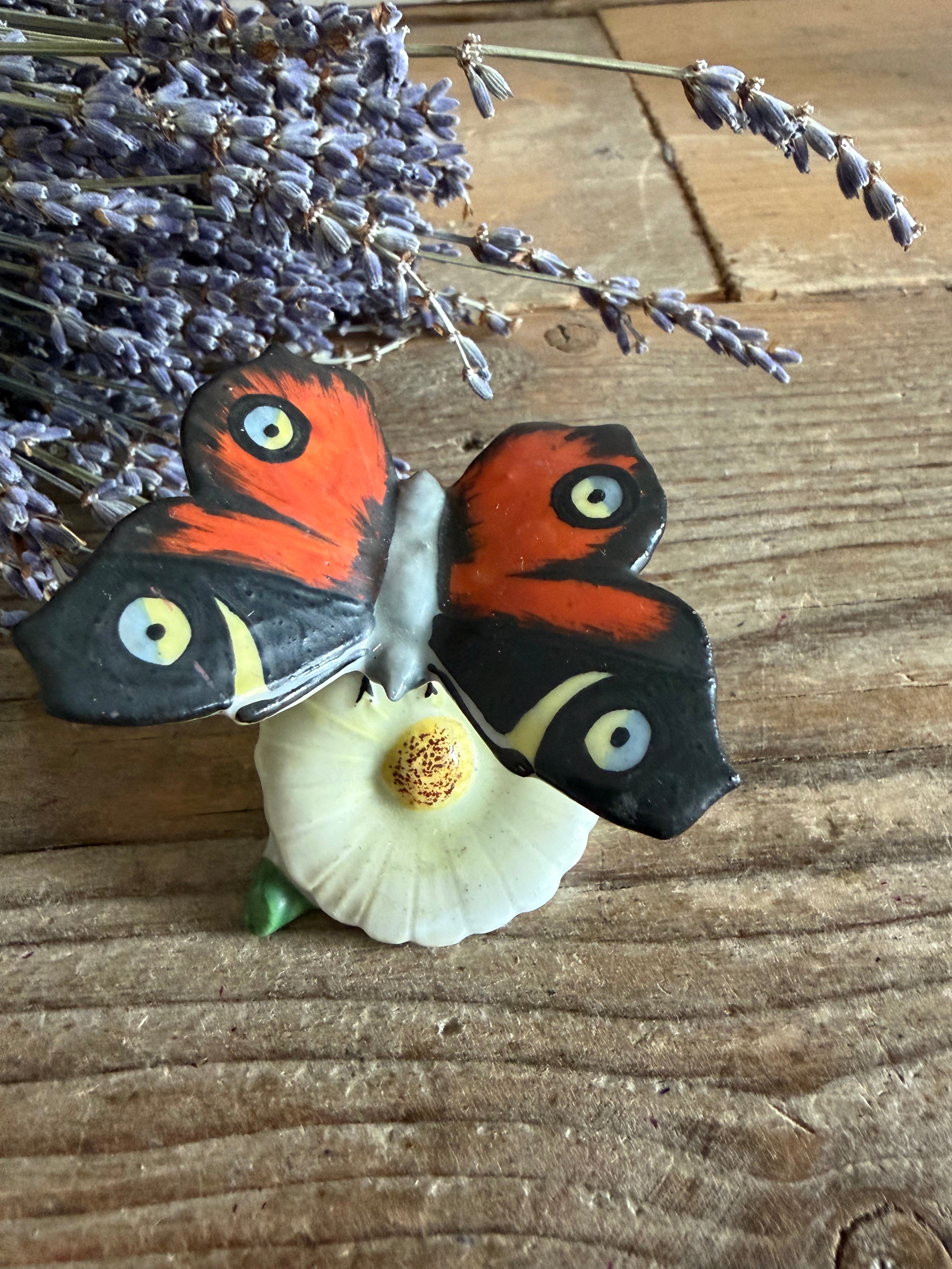 Karl Ens, dagpauwoo, porseleinen vlinder, Duits porselein, vintage vlinderbeeldje, curiosa, botanica, rariteitenkabinet, handbeschilderdporselein, Sofia Brocante