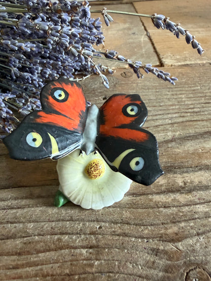 Karl Ens, dagpauwoo, porseleinen vlinder, Duits porselein, vintage vlinderbeeldje, curiosa, botanica, rariteitenkabinet, handbeschilderdporselein, Sofia Brocante