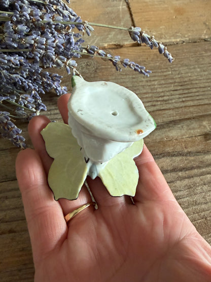 Karl Ens, dagpauwoo, porseleinen vlinder, Duits porselein, vintage vlinderbeeldje, curiosa, botanica, rariteitenkabinet, handbeschilderdporselein, Sofia Brocante