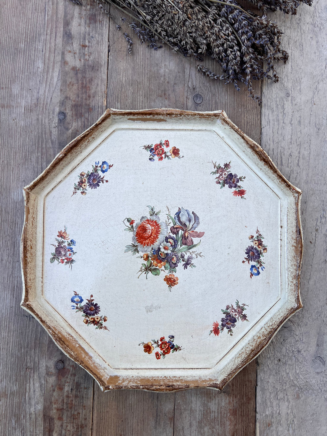 Vintage dienblad met bloemen