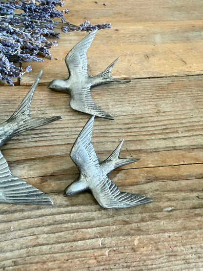 Vintage tinnen zwaluwen, gemerkte tinnen vogels, zwaluwen wanddecoratie, metalen zwaluwen, tinnen zwaluwen, Franse brocante, vintage vogels, Sofia&