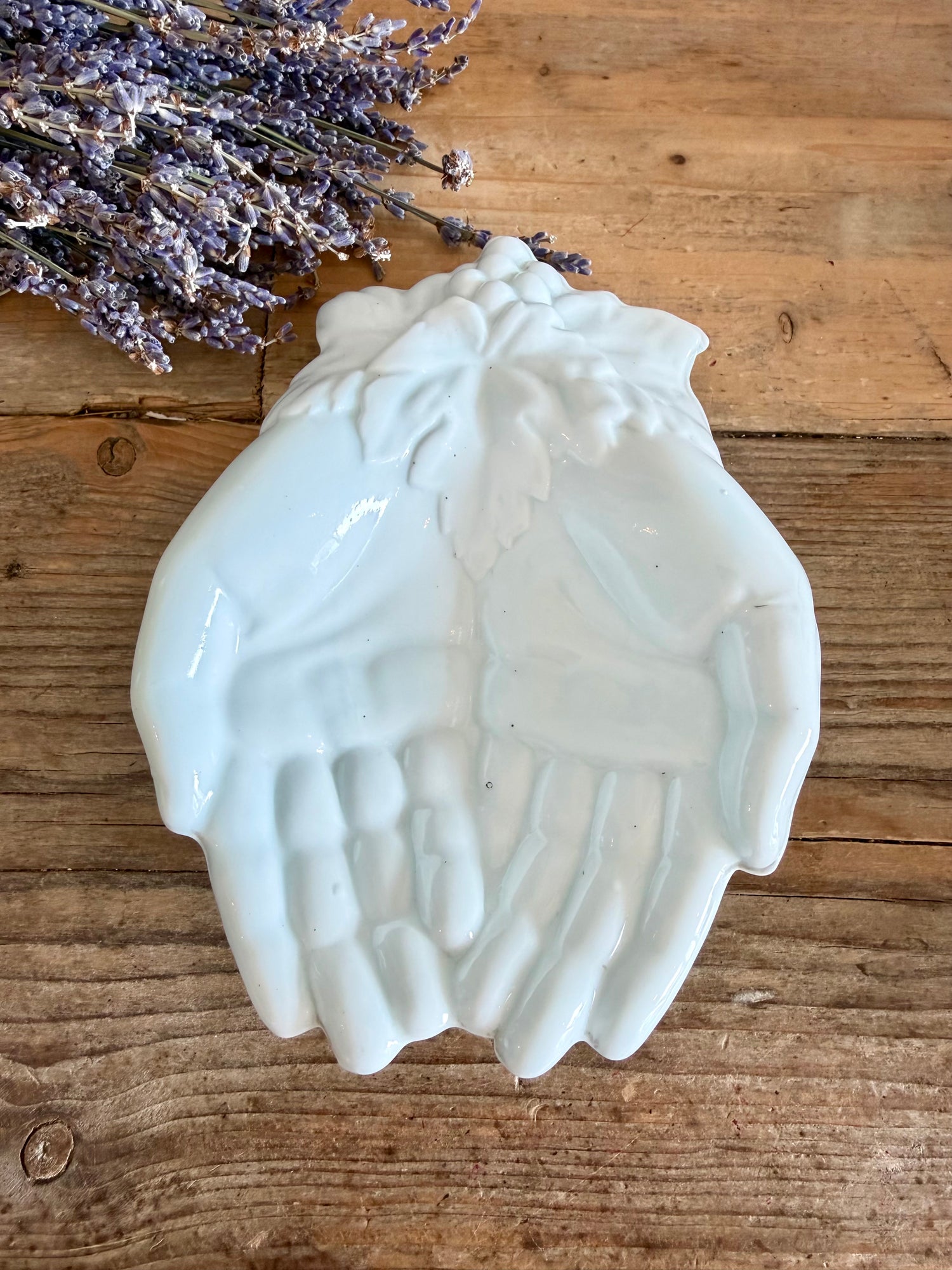 Vintage opaline handschaal met druiven, Queen victoria hands, victoriaanse handen van glas, handen schaal, vide poche van opaline glas, Sofia&