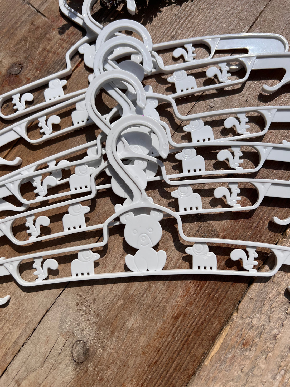 vintage babykleding hangers wit