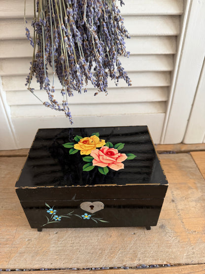 Vintage houten sieradenkistje met muziek en sleuteltje