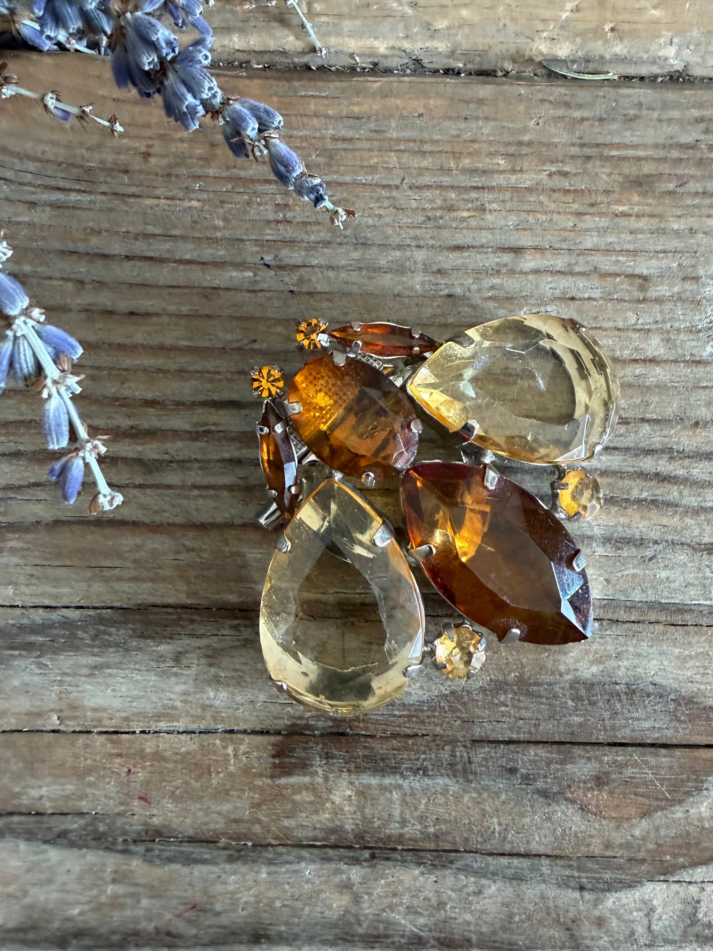 Grote vintage bijenbroche in amber- en cognactinten