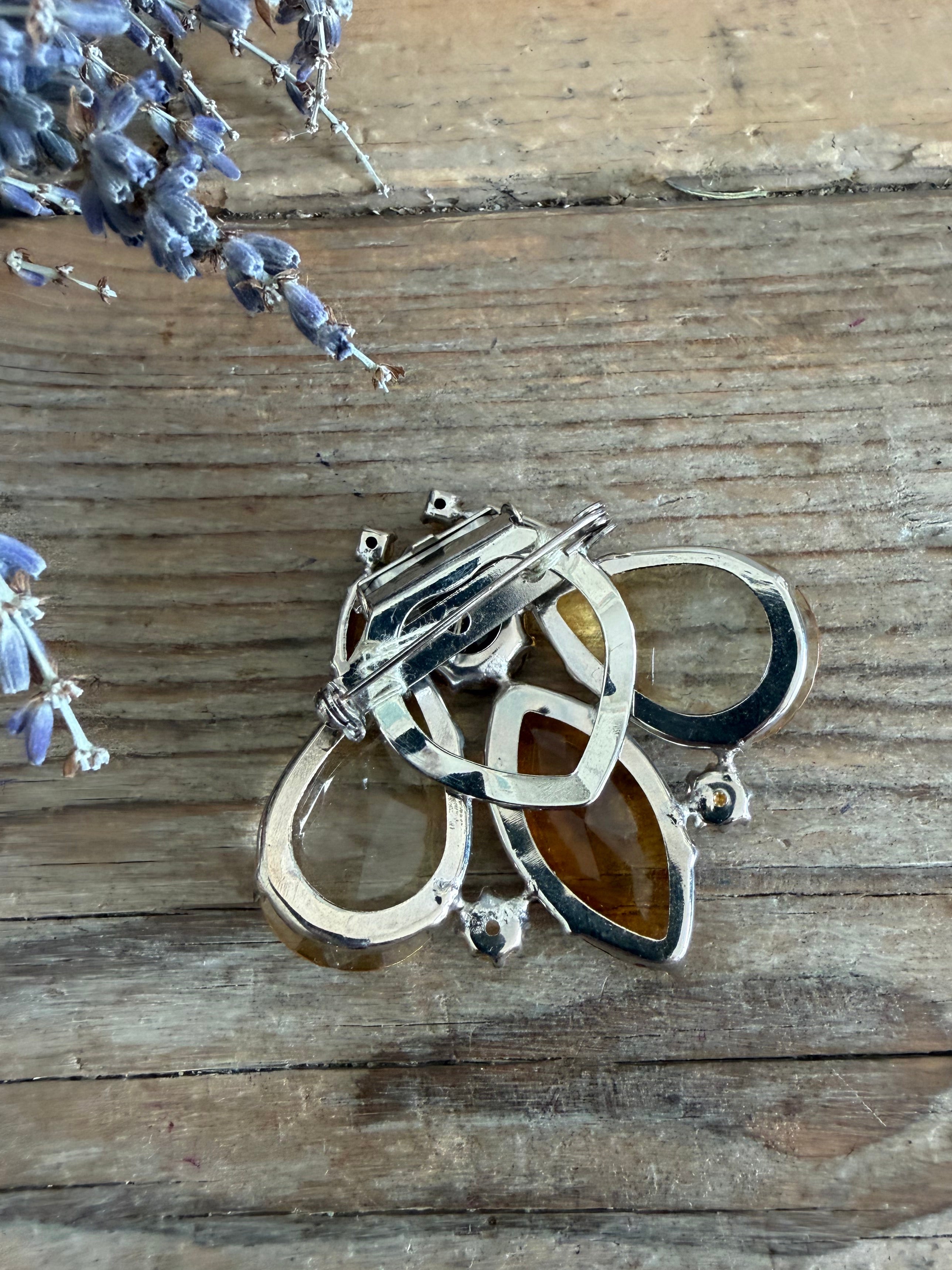 Grote vintage bijenbroche in amber- en cognactinten