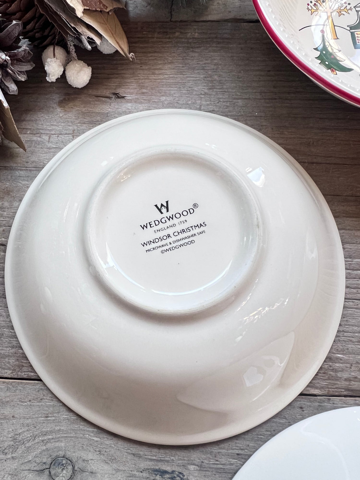 Windsor Christmas papschaaltje, Wedgwood kerst servies, kerst ontbijtborden, feestelijk porselein, kerst servies porselein, luxe kerst servies, kerst cadeau Wedgwood