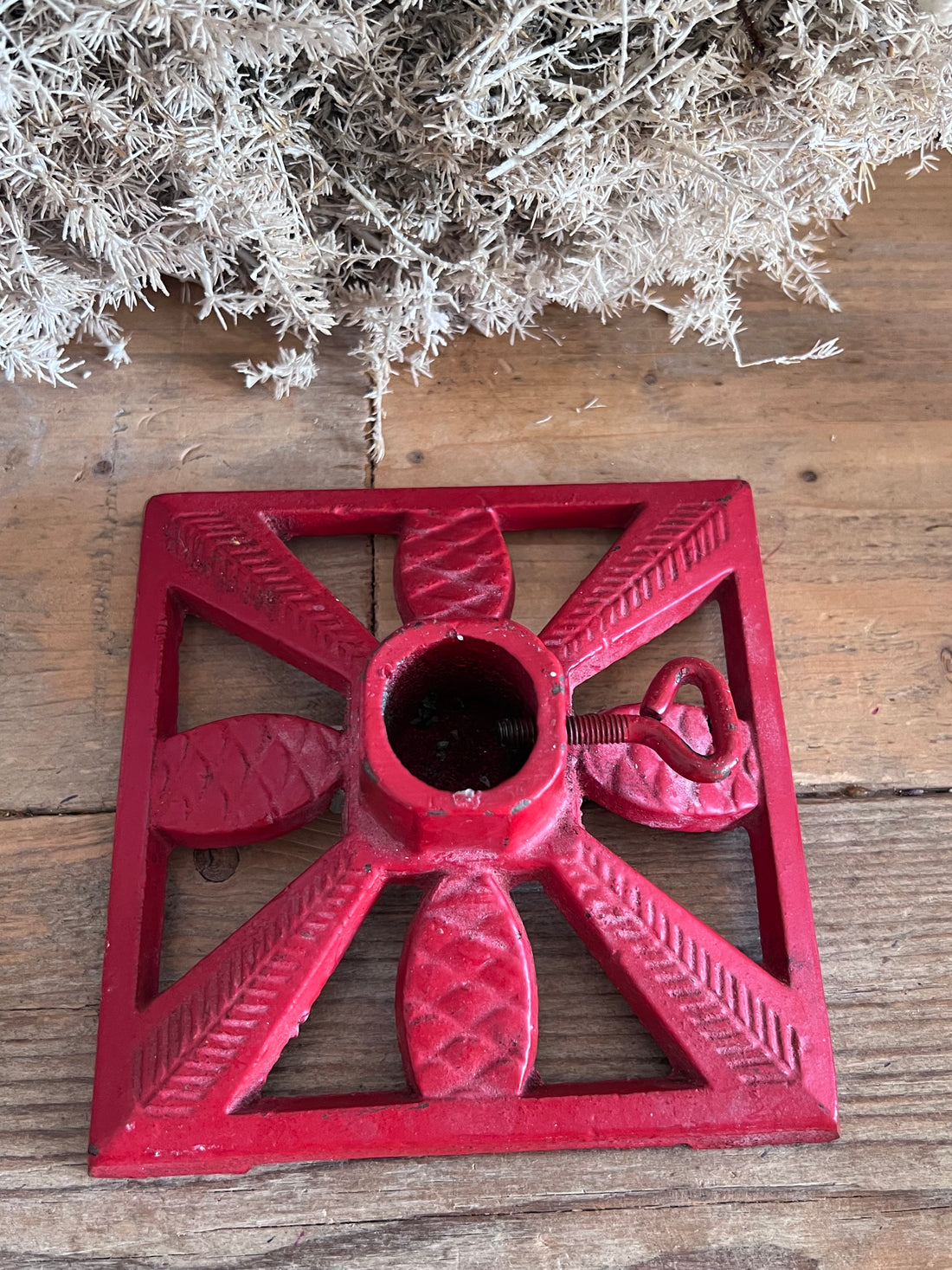Gietijzeren kerstboomstandaard voor kleine kerstboom in de kleur rood
