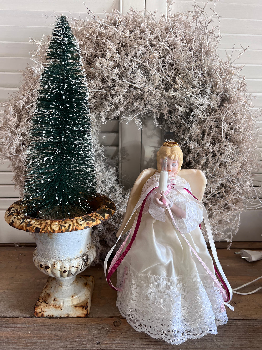 vintage kerstengel lampje, kerstengel Victoriaanse stijl, kerstdecoratie lampje, porseleinen kerstengel, vintage kerstverlichting, kerstsfeer decoratie, nostalgische kerstengel, kerstlampje porselein.