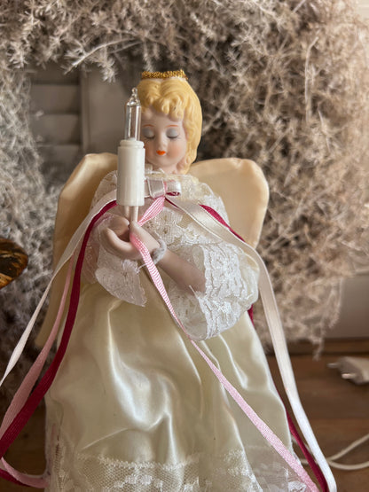 vintage kerstengel lampje, kerstengel Victoriaanse stijl, kerstdecoratie lampje, porseleinen kerstengel, vintage kerstverlichting, kerstsfeer decoratie, nostalgische kerstengel, kerstlampje porselein.