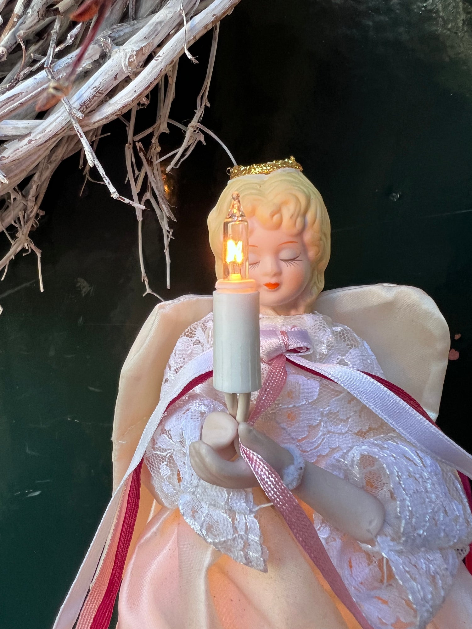 vintage kerstengel lampje, kerstengel Victoriaanse stijl, kerstdecoratie lampje, porseleinen kerstengel, vintage kerstverlichting, kerstsfeer decoratie, nostalgische kerstengel, kerstlampje porselein.