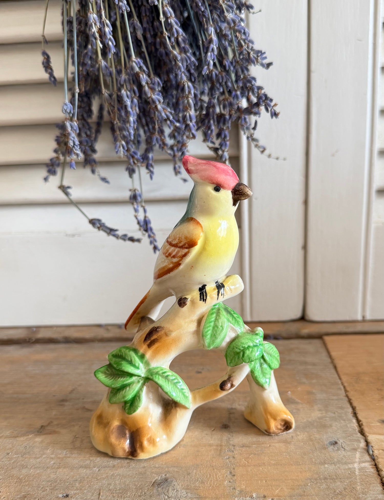 Vintage keramieken vogel op tak- kleurrijk vogelbeeldje, Sofia&