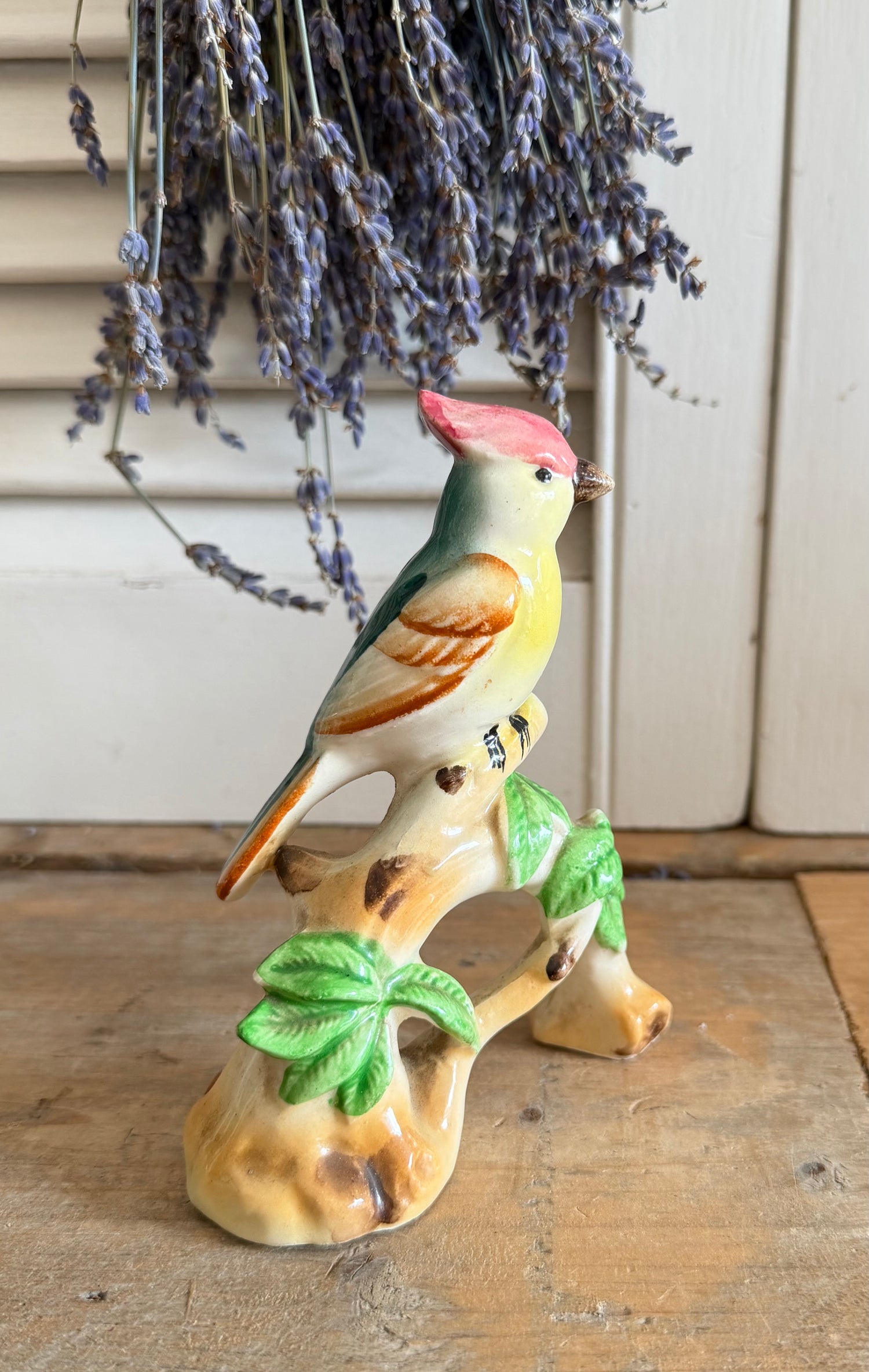 Vintage keramieken vogel op tak- kleurrijk vogelbeeldje