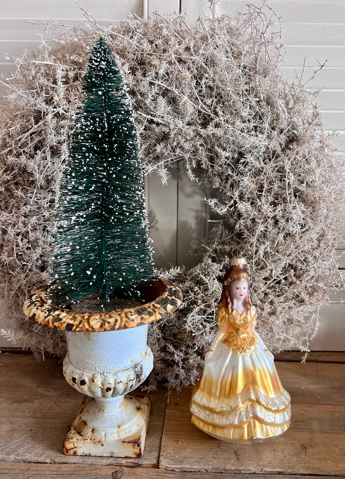 kerstbal Belle, Beauty and the Beast kerstbal, Disney kerstbal glas, glazen kerstbal Belle, kerstversiering Disney, luxe kerstbal glas, kerstbal Beauty and the Beast, kerstdecoratie glas.