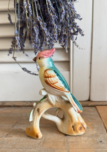 Vintage keramieken vogel op tak- kleurrijk vogelbeeldje