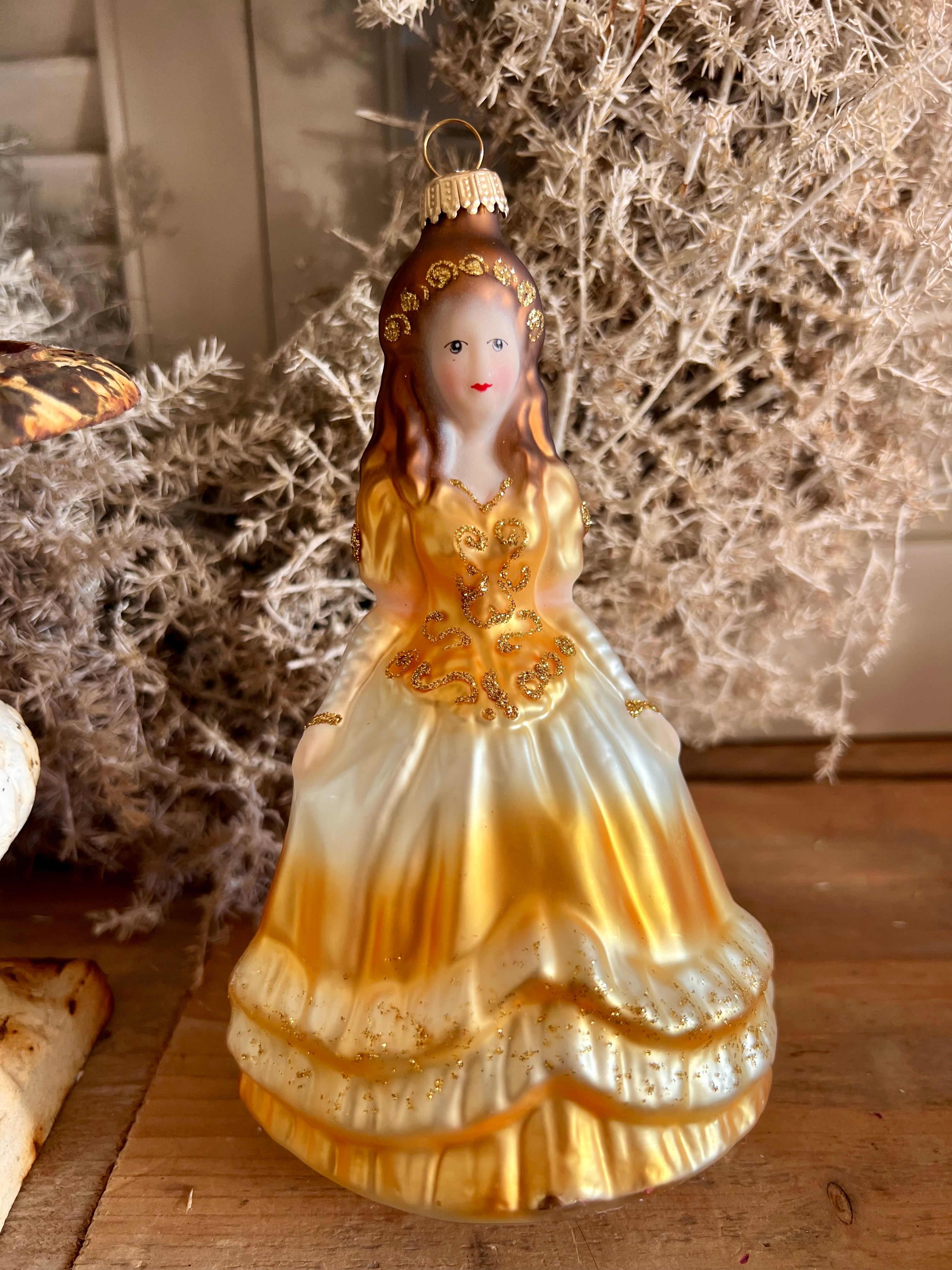 kerstbal Belle, Beauty and the Beast kerstbal, Disney kerstbal glas, glazen kerstbal Belle, kerstversiering Disney, luxe kerstbal glas, kerstbal Beauty and the Beast, kerstdecoratie glas.