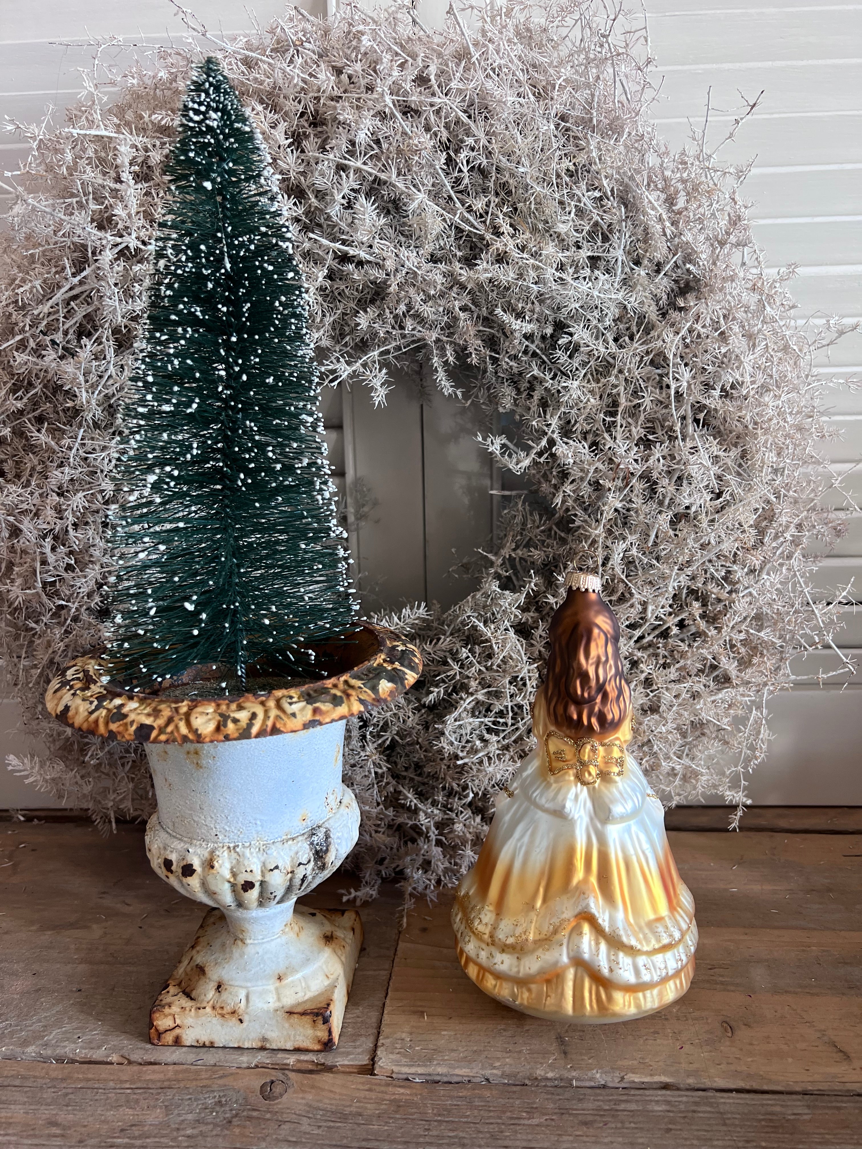 kerstbal Belle, Beauty and the Beast kerstbal, Disney kerstbal glas, glazen kerstbal Belle, kerstversiering Disney, luxe kerstbal glas, kerstbal Beauty and the Beast, kerstdecoratie glas.